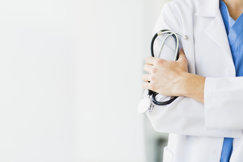 prothesiste-LUCERAM-min_doctor-physician-white-coat-uniform-medical-assistant-stethoscope-1571983-pxhere.com